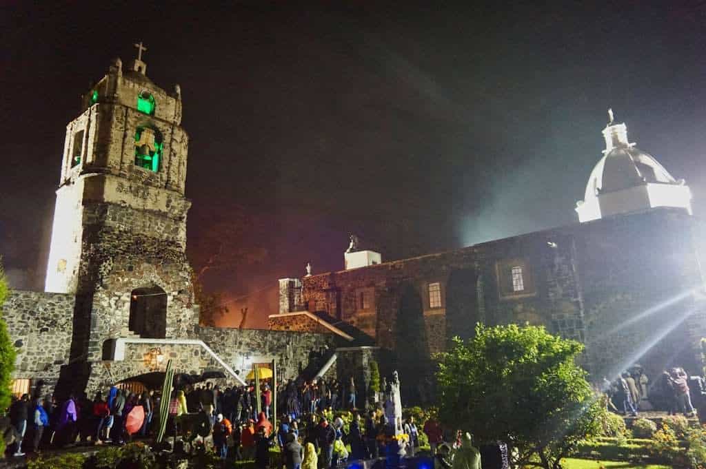 Kirche und Kloster in Mixquic am Dia de los Muertos